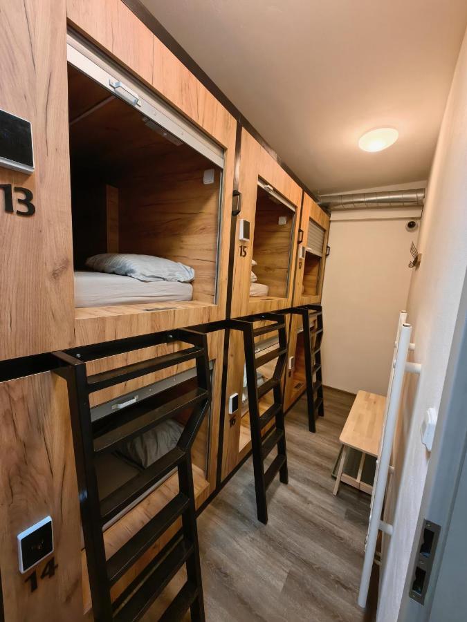 Capsule Hostel Erbenova Prága Kültér fotó