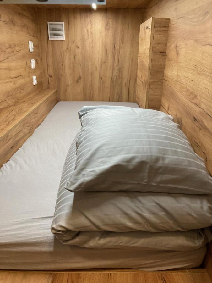 Capsule Hostel Erbenova Prága Kültér fotó