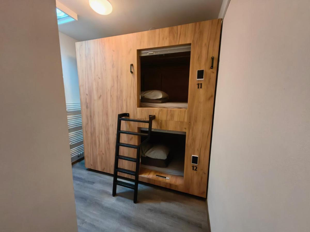 Capsule Hostel Erbenova Prága Kültér fotó