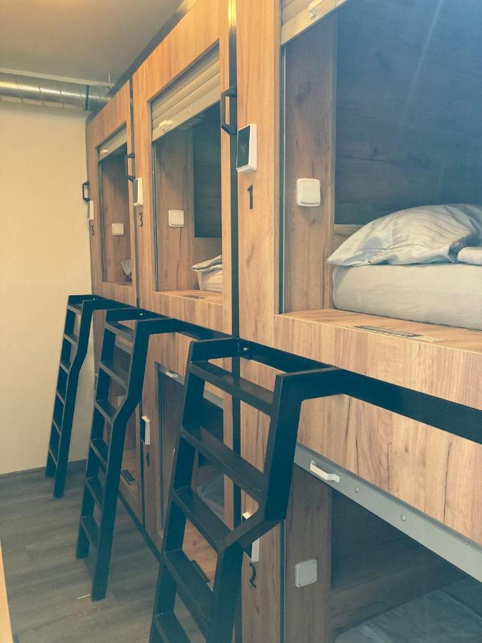 Capsule Hostel Erbenova Prága Kültér fotó