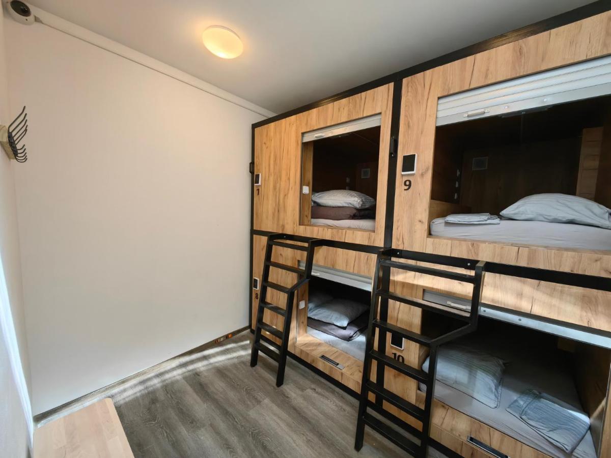 Capsule Hostel Erbenova Prága Kültér fotó