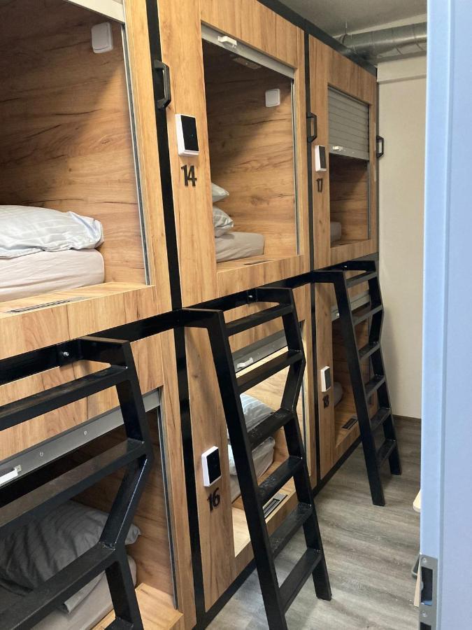 Capsule Hostel Erbenova Prága Kültér fotó